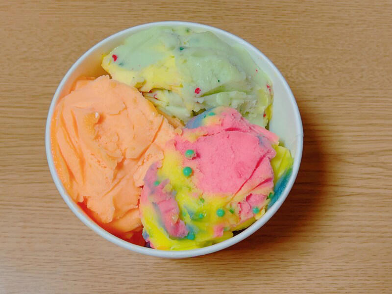 サーティワンの「アイスクリーム（スモール・レギュラー・トリプルポップ等）」のサイズ・大きさ・値段, サーティワンの「アイスクリーム（トリプルポップ）」のポップスクープのサイズの豆知識！ 大きさ比較, 【サーティワンのサイズと量の比較】美味しくて安い「スモール」と「レギュラー」, 【サーティワンのサイズと量の比較】大きさのお得感◎ 「トリプルポップ」と「スモールダブル」, サーティワンの「サンデー」のサイズ・大きさ・値段, サーティワンの「バラエティボックス」のサイズ・大きさ・値段, サーティワンのバケツ型容器「フレッシュパック（旧：ハンドパック）」のサイズ・大きさ・値段, 【サーティワンのサイズと量の比較】選べる楽しさがおすすめ「レギュラーシングルカップ」とバケツ型容器「フレッシュパック」, サーティワンの「アイスクリームケーキ」のサイズ・大きさ・値段, サーティワンのアイスクリームの注文方法, サーティワンの「バラエティボックス」、バケツ型容器「フレッシュパック」の注文方法, サーティワンのアイスクリームのキングサイズはまだ販売されている？, サーティワンのアイスクリームにキッズサイズはある？, サーティーワンのアイスクリームのサイズは小さい？少ない？口コミは？, サーティーワンのアイスクリームの各サイズの重さは何グラム？, サーティーワンのアイスクリームにはお持ち帰り不可のサイズもある？, サーティーワンのカップアイスはコンビニ「デイリーヤマザキ」でも買える？サイズは？ , サーティワンのアイスお持ち帰り値段は店内飲食時と同じ？