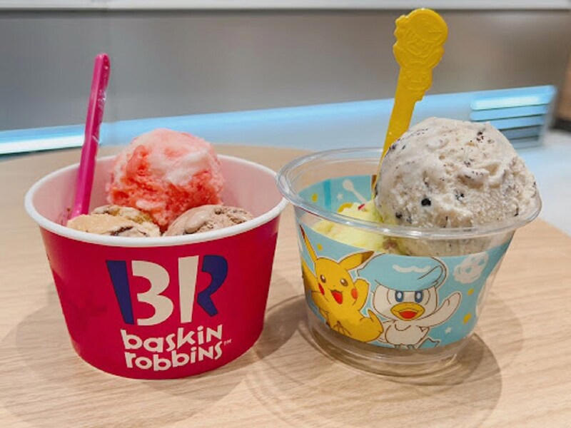 サーティワンの「アイスクリーム（スモール・レギュラー・トリプルポップ等）」のサイズ・大きさ・値段, サーティワンの「アイスクリーム（トリプルポップ）」のポップスクープのサイズの豆知識！ 大きさ比較, 【サーティワンのサイズと量の比較】美味しくて安い「スモール」と「レギュラー」, 【サーティワンのサイズと量の比較】大きさのお得感◎ 「トリプルポップ」と「スモールダブル」, サーティワンの「サンデー」のサイズ・大きさ・値段, サーティワンの「バラエティボックス」のサイズ・大きさ・値段, サーティワンのバケツ型容器「フレッシュパック（旧：ハンドパック）」のサイズ・大きさ・値段, 【サーティワンのサイズと量の比較】選べる楽しさがおすすめ「レギュラーシングルカップ」とバケツ型容器「フレッシュパック」, サーティワンの「アイスクリームケーキ」のサイズ・大きさ・値段, サーティワンのアイスクリームの注文方法, サーティワンの「バラエティボックス」、バケツ型容器「フレッシュパック」の注文方法, サーティワンのアイスクリームのキングサイズはまだ販売されている？, サーティワンのアイスクリームにキッズサイズはある？, サーティーワンのアイスクリームのサイズは小さい？少ない？口コミは？, サーティーワンのアイスクリームの各サイズの重さは何グラム？, サーティーワンのアイスクリームにはお持ち帰り不可のサイズもある？, サーティーワンのカップアイスはコンビニ「デイリーヤマザキ」でも買える？サイズは？ , サーティワンのアイスお持ち帰り値段は店内飲食時と同じ？