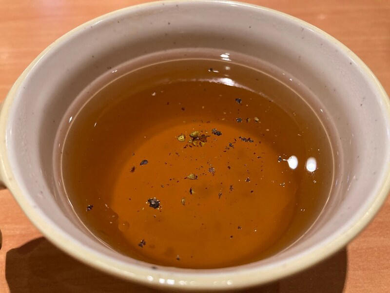 サイゼリヤのランチはライスもしくはスープ・サラダが無料, サイゼリヤの「ランチスープ」の条件は？ おかわり自由！, サイゼリヤの「ランチスープ」は平日ランチ限定！, サイゼリヤの「ランチスープ」は何味？ ほっとするような癒しの味！, ■サイゼリヤの「ランチスープ」の美味しい食べ方・アレンジレシピ, 1.サイゼリヤの「ランチスープ」にオリーブオイルと黒コショウをプラスして風味アップ, さらに「プチフォッカ」をトッピング, 2.サイゼリヤの「ランチスープ」にグランモラビアチーズでコクをアップ, ■サイゼリヤの「ランチスープ」に関するQ＆A, サイゼリヤの「ランチスープ」の再現レシピが話題？, サイゼリヤの「ランチスープ」がまずい？ 味が薄いって本当？, サイゼリヤの「ランチスープ」はどこが変わった？ 玉ねぎは入っている？, サイゼリヤの「ランチスープ」は何時まで？, サイゼリヤの「ランチスープ」バーは土日もやってますか？, サイゼリヤの「ランチスープ」は単品・通常メニューもある？, サイゼリヤの「ランチスープ」で簡単にできるアレンジは？, ■サイゼリヤの「ランチスープ」はアレンジ無限大！ 「プチフォッカ」との相性◎
