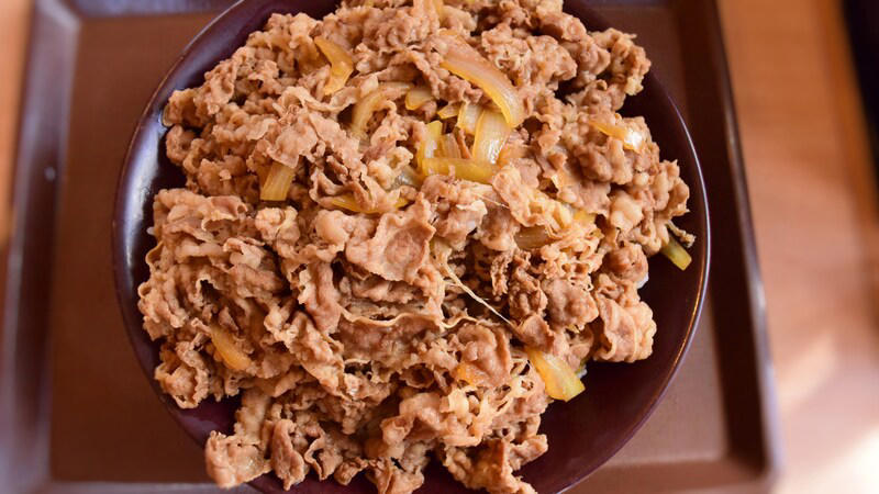 すき家の牛丼のサイズ別カロリーをチェック！ , すき家「メガ盛り牛丼」はごはん約417グラム！, すき家「メガ盛り牛丼」の肉の量は何グラム？ 約247グラム？, すき家「メガ盛り牛丼」の原材料・アレルギー情報, すき家「メガ盛り牛丼」の値段・価格は1030円（税込）, すき家「メガ盛り牛丼」のカロリーは1458kcal, すき家「メガ盛り牛丼」の量は「大盛牛丼」や「特盛牛丼」よりも肉の量が多い, すき家「メガ盛り牛丼」の量は「キング牛丼」の約半分, すき家「メガ盛り牛丼」は何人前ある？, すき家「メガ盛り牛丼」が少なくなった噂は本当？, すき家「メガ盛り牛丼」はお持ち帰りできる？, すき家「メガ盛り牛丼」の頼み方は？, すき家の牛丼はメガ盛りの上もある？, すき家のメガ盛りカレーはありますか？, すき家のメガ盛りカレーの量は何グラム？