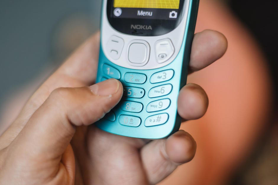 What is a burner phone?, Why should you use a burner phone?, Burner phones, prepaid phones, smartphones and burner SIMs: What's the difference? , Where can you buy a burner phone?