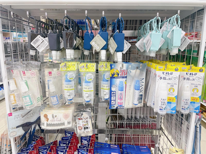 エタノールとは？ 「無水エタノール」と「エタノール」との違いはアルコール成分濃度, 無水エタノール＝濃度99.5vol%以上, エタノール＝濃度95.1～96.9vol%, 消毒用エタノール＝濃度76.9～81.4vol%, その他＝ジェル状商品など, 無水エタノールはドラッグストアやホームセンターで買える, ダイソーには純粋な無水エタノールは売っていない！, 【ダイソーの無水エタノール入り消毒液1】身の回りのものを消毒する「アルコール除菌ジェル」, 【ダイソーの無水エタノール入り消毒液2】バッグやテーブルなどに使える「アルコール除菌スプレー」100ml入り, 【ダイソーの無水エタノール入り消毒液3】手指の消毒に便利な「薬用アルコールジェルCB」（指定医薬部外品）, 【ダイソーの無水エタノール入り消毒液4】速乾性に優れた「手指消毒スプレー」,  【ダイソーの無水エタノール入り消毒液5】家族で使える「ビオレu 手指の消毒液 携帯用」（指定医薬部外品）, 【ダイソーの無水エタノール入り消毒液6】着用前の除菌対策「マスクにシュッシュッ」,  【ダイソーの無水エタノール入り消毒液7】天然由来の除菌・消臭成分を配合した「マスクキレイ」, 【ダイソーの無水エタノール入り消毒液8】さわやかなライムの香りの「マスクにアロマ除菌スプレー」, 【ダイソーの無水エタノール入り消毒液9】シトラス、ペパーミント、ハッカの3種類がある「マスク専用スプレー」, 【ダイソーの無水エタノール入り消毒液10】スプレーするだけで24H対策！「ウイルスカットアルコール除菌スプレー）」, ダイソーの無水エタノール入り消毒液はパソコンの掃除に使えない？ 無水エタノールではパソコン掃除できる？, ダイソーの無水エタノール入り消毒液にカビ取りにも使える？, 100均ダイソーの「無水エタノール入り消毒液」の売り場は？, 100均ダイソーの「無水エタノール入り消毒液」はジェルネイルの拭き取りに代用できる？, 無水エタノール入り消毒液「キビキビ」は100均ダイソーで買える？, 100均ダイソーではハッカ油使用の無水エタノール入り消毒液も販売されている？, 「無水エタノール」はダイソー以外の100均でも売ってる？ セリアやキャンドゥは？