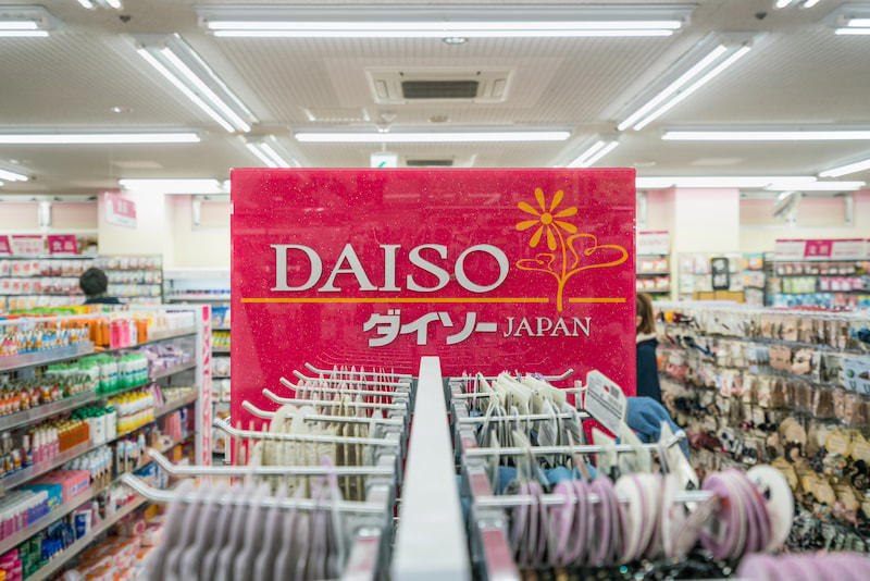 エタノールとは？ 「無水エタノール」と「エタノール」との違いはアルコール成分濃度, 無水エタノール＝濃度99.5vol%以上, エタノール＝濃度95.1～96.9vol%, 消毒用エタノール＝濃度76.9～81.4vol%, その他＝ジェル状商品など, 無水エタノールはドラッグストアやホームセンターで買える, ダイソーには純粋な無水エタノールは売っていない！, 【ダイソーの無水エタノール入り消毒液1】身の回りのものを消毒する「アルコール除菌ジェル」, 【ダイソーの無水エタノール入り消毒液2】バッグやテーブルなどに使える「アルコール除菌スプレー」100ml入り, 【ダイソーの無水エタノール入り消毒液3】手指の消毒に便利な「薬用アルコールジェルCB」（指定医薬部外品）, 【ダイソーの無水エタノール入り消毒液4】速乾性に優れた「手指消毒スプレー」,  【ダイソーの無水エタノール入り消毒液5】家族で使える「ビオレu 手指の消毒液 携帯用」（指定医薬部外品）, 【ダイソーの無水エタノール入り消毒液6】着用前の除菌対策「マスクにシュッシュッ」,  【ダイソーの無水エタノール入り消毒液7】天然由来の除菌・消臭成分を配合した「マスクキレイ」, 【ダイソーの無水エタノール入り消毒液8】さわやかなライムの香りの「マスクにアロマ除菌スプレー」, 【ダイソーの無水エタノール入り消毒液9】シトラス、ペパーミント、ハッカの3種類がある「マスク専用スプレー」, 【ダイソーの無水エタノール入り消毒液10】スプレーするだけで24H対策！「ウイルスカットアルコール除菌スプレー）」, ダイソーの無水エタノール入り消毒液はパソコンの掃除に使えない？ 無水エタノールではパソコン掃除できる？, ダイソーの無水エタノール入り消毒液にカビ取りにも使える？, 100均ダイソーの「無水エタノール入り消毒液」の売り場は？, 100均ダイソーの「無水エタノール入り消毒液」はジェルネイルの拭き取りに代用できる？, 無水エタノール入り消毒液「キビキビ」は100均ダイソーで買える？, 100均ダイソーではハッカ油使用の無水エタノール入り消毒液も販売されている？, 「無水エタノール」はダイソー以外の100均でも売ってる？ セリアやキャンドゥは？