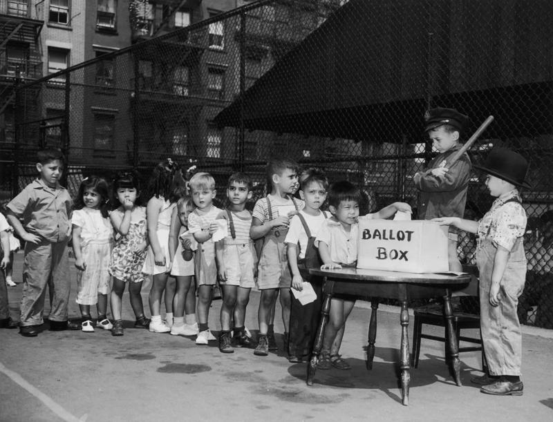 Full House, Laundry Day, A Day at the Races, Snazzy Desk Design, A Hole in the Plan, Playground Fun, Birth of Suburbia, What Screen?, The More Things Change..., Library Class, Teach Them Young, Shopping: A Family Affair, Social Media, What ATM?, Pre-Dance Moms, Make Your Voice Heard