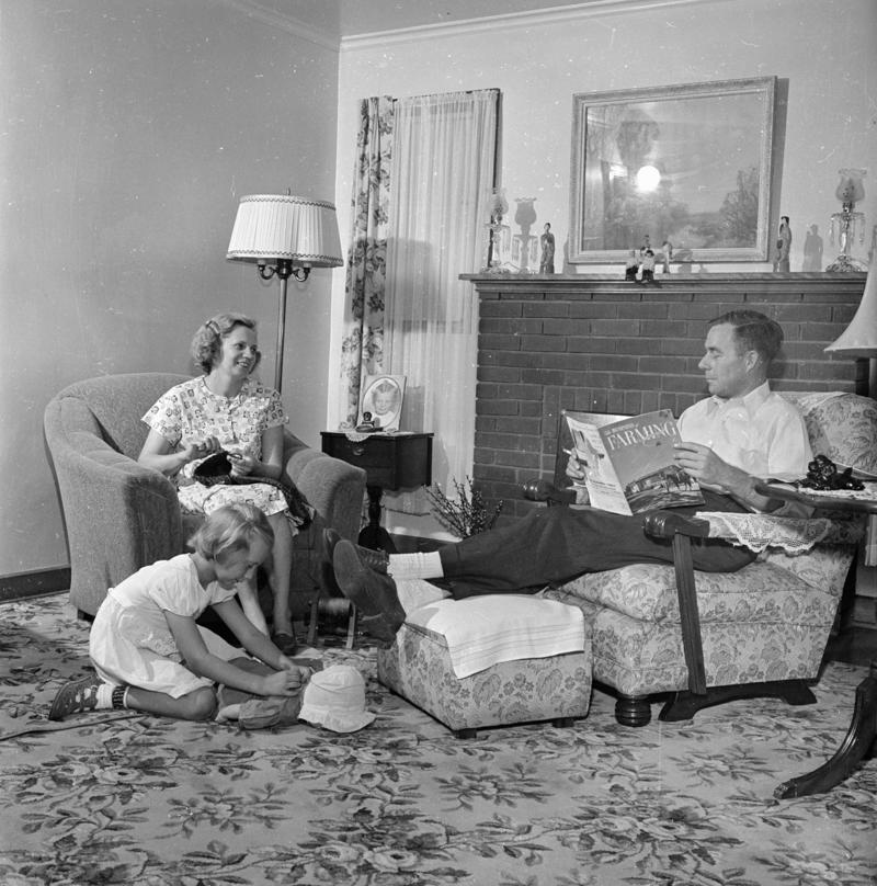 Full House, Laundry Day, A Day at the Races, Snazzy Desk Design, A Hole in the Plan, Playground Fun, Birth of Suburbia, What Screen?, The More Things Change..., Library Class, Teach Them Young, Shopping: A Family Affair, Social Media, What ATM?, Pre-Dance Moms, Make Your Voice Heard