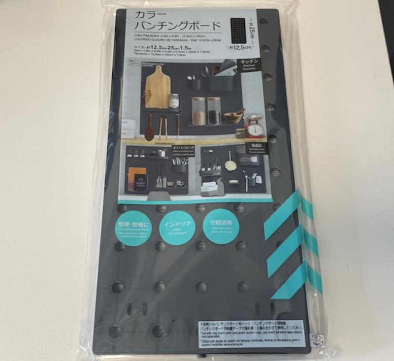 ダイソーのパンチングボードの良い口コミ, ダイソーのパンチングボードの悪い口コミ, ダイソー「カラーパンチングボード」の値段・価格・コスパ, ダイソー「カラーパンチングボード」のサイズ・材質, つっぱり棒とあわせて壁につけるとキッチンツールに◎！, ダイソーのパンチングボードが売ってない？ 売り場はどこ？, ダイソーのパンチングボード用のフックも販売されている？, ダイソーにはデザインボードも販売されている？