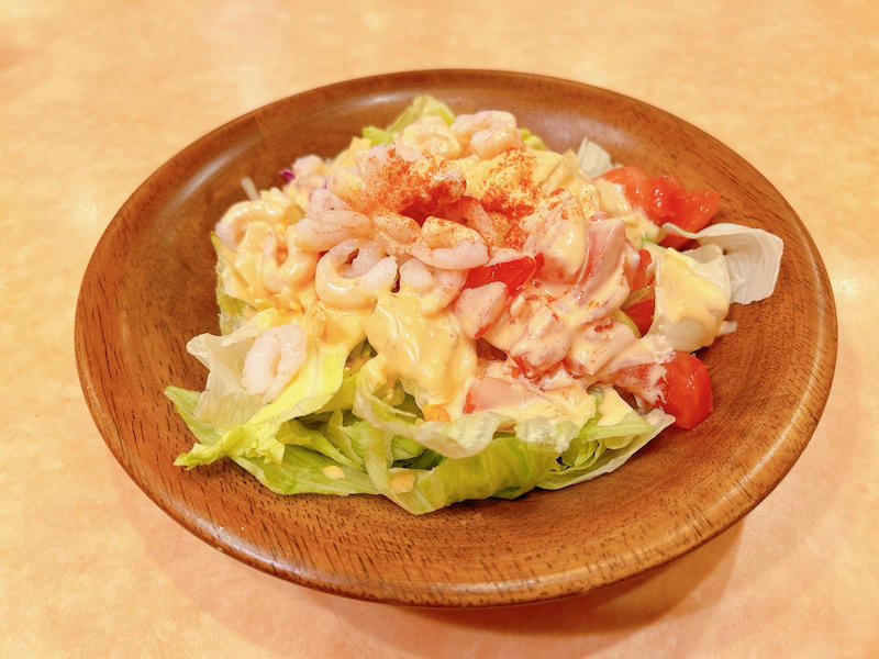 【焼きたてパン】, 【前菜・おつまみ】, 【ドリア＆グラタン】, 【チキン・ラム】, 1.ごはんやパスタなど炭水化物系は控える, 2.お肉はチキンやラムを選ぶ, 3.サラダのドレッシングを少なめにする, 1.「小エビのサラダ」＋「ラムと野菜のグリル」＝563kcal, 2.「柔らか青豆の温サラダ」＋「若鶏のディアボラ風」＝872kcal, 3.「ほうれん草のソテー」＋「ペンネアラビアータ」＝675kcal, 4.「小エビのサラダ」＋「アロスティチーニ」＋「コーヒーゼリー＆イタリアンジェラート」＝581kcal, 5.「グリーンサラダ」＋「辛味チキン」＝461kcal, サイゼリヤのワインのカロリーは？, サイゼリヤのカロリー表示がなくなったのは本当？, サイゼリヤのメニューの塩分表示はどこにあるの？