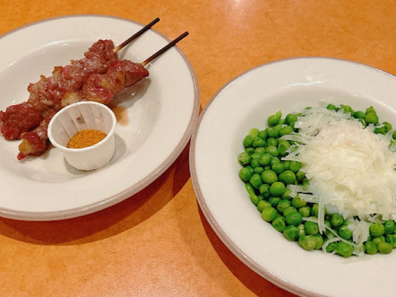 【焼きたてパン】, 【前菜・おつまみ】, 【ドリア＆グラタン】, 【チキン・ラム】, 1.ごはんやパスタなど炭水化物系は控える, 2.お肉はチキンやラムを選ぶ, 3.サラダのドレッシングを少なめにする, 1.「小エビのサラダ」＋「ラムと野菜のグリル」＝563kcal, 2.「柔らか青豆の温サラダ」＋「若鶏のディアボラ風」＝872kcal, 3.「ほうれん草のソテー」＋「ペンネアラビアータ」＝675kcal, 4.「小エビのサラダ」＋「アロスティチーニ」＋「コーヒーゼリー＆イタリアンジェラート」＝581kcal, 5.「グリーンサラダ」＋「辛味チキン」＝461kcal, サイゼリヤのワインのカロリーは？, サイゼリヤのカロリー表示がなくなったのは本当？, サイゼリヤのメニューの塩分表示はどこにあるの？