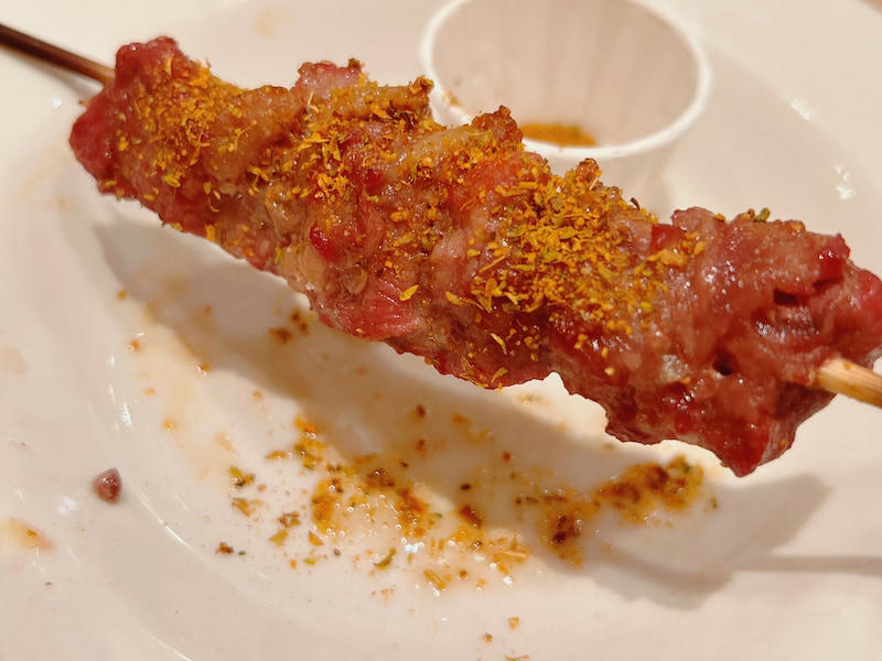 【焼きたてパン】, 【前菜・おつまみ】, 【ドリア＆グラタン】, 【チキン・ラム】, 1.ごはんやパスタなど炭水化物系は控える, 2.お肉はチキンやラムを選ぶ, 3.サラダのドレッシングを少なめにする, 1.「小エビのサラダ」＋「ラムと野菜のグリル」＝563kcal, 2.「柔らか青豆の温サラダ」＋「若鶏のディアボラ風」＝872kcal, 3.「ほうれん草のソテー」＋「ペンネアラビアータ」＝675kcal, 4.「小エビのサラダ」＋「アロスティチーニ」＋「コーヒーゼリー＆イタリアンジェラート」＝581kcal, 5.「グリーンサラダ」＋「辛味チキン」＝461kcal, サイゼリヤのワインのカロリーは？, サイゼリヤのカロリー表示がなくなったのは本当？, サイゼリヤのメニューの塩分表示はどこにあるの？