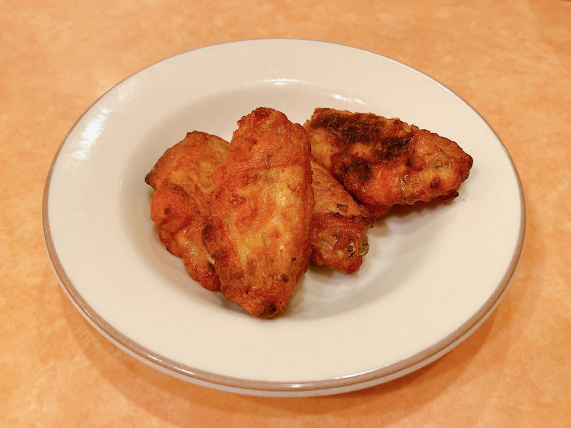 【焼きたてパン】, 【前菜・おつまみ】, 【ドリア＆グラタン】, 【チキン・ラム】, 1.ごはんやパスタなど炭水化物系は控える, 2.お肉はチキンやラムを選ぶ, 3.サラダのドレッシングを少なめにする, 1.「小エビのサラダ」＋「ラムと野菜のグリル」＝563kcal, 2.「柔らか青豆の温サラダ」＋「若鶏のディアボラ風」＝872kcal, 3.「ほうれん草のソテー」＋「ペンネアラビアータ」＝675kcal, 4.「小エビのサラダ」＋「アロスティチーニ」＋「コーヒーゼリー＆イタリアンジェラート」＝581kcal, 5.「グリーンサラダ」＋「辛味チキン」＝461kcal, サイゼリヤのワインのカロリーは？, サイゼリヤのカロリー表示がなくなったのは本当？, サイゼリヤのメニューの塩分表示はどこにあるの？