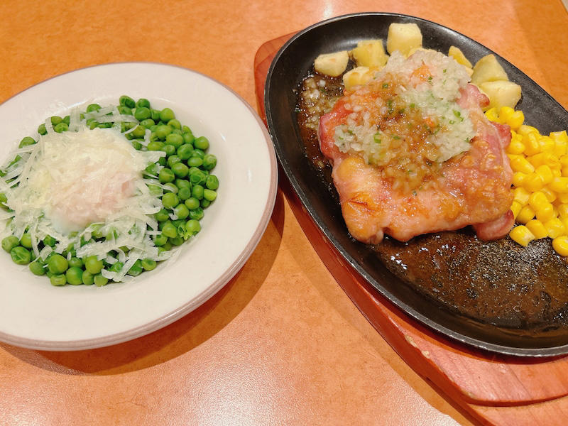 【焼きたてパン】, 【前菜・おつまみ】, 【ドリア＆グラタン】, 【チキン・ラム】, 1.ごはんやパスタなど炭水化物系は控える, 2.お肉はチキンやラムを選ぶ, 3.サラダのドレッシングを少なめにする, 1.「小エビのサラダ」＋「ラムと野菜のグリル」＝563kcal, 2.「柔らか青豆の温サラダ」＋「若鶏のディアボラ風」＝872kcal, 3.「ほうれん草のソテー」＋「ペンネアラビアータ」＝675kcal, 4.「小エビのサラダ」＋「アロスティチーニ」＋「コーヒーゼリー＆イタリアンジェラート」＝581kcal, 5.「グリーンサラダ」＋「辛味チキン」＝461kcal, サイゼリヤのワインのカロリーは？, サイゼリヤのカロリー表示がなくなったのは本当？, サイゼリヤのメニューの塩分表示はどこにあるの？