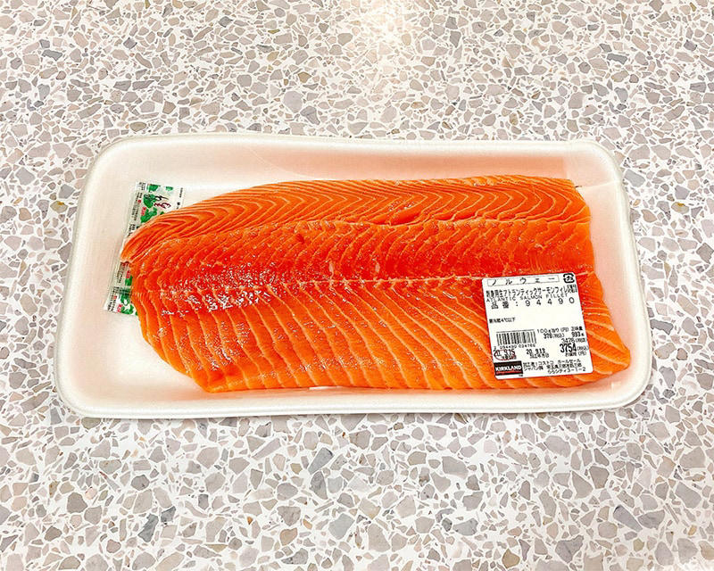 1. やっぱりパーティーは本場のターキーで！ コストコの「スモークターキードラムスティック」, 2. マフィンの新作は甘すぎない大人の味わい！ コストコの「ココアクッキークランブルマフィン」, 3. たっぷり330g入りであったか～い！ コストコの「マッシュルームチキンスープ」, 1位：コストコ通からも人気の「マスカルポーネロール」, 2位：売り切れ続出！コスパ良しな「オートミール」, 3位：冷凍保存もできる「トリプルチーズタルト」, 4位：スーパーの半額で買える「オイコス」, 5位：安いのに柔らかくて美味しい「牛タン」, 6位：コストコ定番スイーツといえば「ストロベリースコップケーキ」, 7位：コストコで10年愛されているロングセラー商品「メキシカンサラダラップ」, 8位：自宅で本格アヒージョを楽しめる「シーフードアヒージョ」, 9位：1個あたり14円！コスパ最強の「ディナーロール」, 10位：ボリューム満点の「ビーフガーリックバターライス」, 1位：一家に一個の必須アイテム「オキシクリーン」, 2位：用途に合わせて選べる「ジップロック」, 3位：コストコの代名詞！選べる大中小「コストコ くま ぬいぐるみ」, 4位：コスパ良し！ママに嬉しい「ベビーワイプ」, 5位：口内環境を整える「リステリン・マウスウォッシュ」, 6位：密閉力抜群！ラップより使える「プレスンシール」, 7位：大容量が嬉しい「カークランド・流せるウェットティッシュ」, 8位：ひも付きでまとめやすい「カークランドシグネチャーひも付きゴミ袋」, 9位：少しの量でもしっかり洗浄「エコベール（食器用洗剤）」, 10位：スーパーよりコスパ良く購入できる「フィニッシュ（食洗機用洗剤）」, 専門家イチオシストが注目！コストコの新規トピックス＆流行予想, 1. 全長236cm！ コストコの代名詞「巨大くまのぬいぐるみ」, 2.【パーティーの主役】見た目も豪華なハーフシートケーキのカスタム術, 3.【隠れた名品】冷凍庫に常備したい！「ポテトハットグ」, 1位：イワキ パック＆レンジ 200ml 耐熱ガラス保存容器, 2位：トフィー 電子レンジ用 グリルパン, 3位：小分け術でコスト効率化！「ジップロック」, プルコギビーフ：小分け冷凍方法（1回分ずつ平たく）＆アレンジ例, ハイローラー：冷凍不向きでも“焼く”アレンジで別のおいしさに, ロティサリーチキン：骨でスープを取る裏技, オイコスヨーグルト：低カロリー・高タンパク＋冷凍アレンジ, オーガニックバナナ：認証＆追熟のコツ, オーツミール：ダイエット食品としての高コスパ, 1．フルーツのパワーでお肉が柔らか！ リピーター続出の「プルコギビーフ」, 2．やわらかくて美味しい「さくらどりもも肉」, 3．生のまま空輸されているため味も食感も抜群の「アトランティックサーモン」, 1.コストコの「ハムレットチョコクリスピー」は圧倒的にコスパが良い！, 2．コストコの「マドレーヌ」は20個入りの大容量！ 冷凍保存もOK, 3．見た目もかわいいココナッツ度高めのチョコ「ラファエロ」, 1．定番大人気！コストコの「ティラミス・ドルチェ」, 2．コストコの定番チーズケーキ「トリプルチーズタルト」がリニューアル！, 3．冷凍保存でストック！コストコの人気ワッフル「ミルキャンプ」, 4．オンライン予約も！コストコ「ハーフシートケーキ」, 1．高級感あふれるサクサク食感の「ラグジュアリーミニクロワッサン」, 2．リピ買い続出！ 大容量でお得な「パンオショコラサヴール」, 3．きめ細かくふわふわの食感でアレンジも豊富な「ミルクブレッド」, 4．知らない人がいないほど大人気の定番商品「ディナーロール」, 5．食品ランキング1位の実力！ コストコの「マスカルポーネロール」が絶品, 6．もっちり食感で大人気！コストコの「ベーグル」, 1．コストコの「ロティサリーチキン」はコスパ抜群でパーティーに最適！, 2．大人気ロングセラー！ コストコの「メキシカンサラダラップ」, 3．フードコートで人気のコストコ「チーズバーガー」, 1．ディナーロールだけじゃない？ コストコの「マスカルポーネロール」が絶品, 2.小分けのオリーブオイル「ALCALA minioliva」で新鮮な料理を, 2.ダイエット中のおやつに！丸ごとしいたけの「シイタケマッシュルームクリスプ」, 1．ヨーグルト「オイコス」はコストコで買うのがお得！, 2．コストコの「種なしぶどう」は甘いと評判！たっぷりお買い得, 3．コストコの「メニセーズ プチパン」は常温で保存もできる本格パン！, 1．見た目もかわいい！コストコのはちみつ「ハニーベア」, 2．コストコの「ミックスナッツ」は魅惑のおつまみ！, 3．コストコの巨大「チェダーチーズ」は用途イロイロで便利！, 1．コストコで買えるスタバのコーヒー「エスプレッソブレンド」, 2．健康にもいいコストコのオーガニック商品「ルイボスティー」, 3．コストコで大人気のお酢系ドリンク「美酢」, 1．厚みがあって丈夫な「バウンティ」の使い道はさまざま, 2．食品の保存に欠かせない「ジップロック」はスライダーがおすすめ, 3．超優秀なコストコの大判「レジャーシート」, 無添加で栄養豊富！ ダイエットにも活用できる「クエーカーグラノーラ」, アレンジレシピが豊富で朝にも大活躍してくれる「韓国のりフレーク」, 海外風クッキーが焼けておうち時間を楽しく過ごせる「クッキードゥ」, 【活用ルール1】冷凍できる商品はすべてコストコで買え！, 【活用ルール2】お気に入りのブランドにこだわり過ぎるな！, 【活用ルール3】圧倒的にお得な商品は、絶対にコストコで買え！, コストコの会員種別と年会費, リワードとコスト効率化のノウハウ, 【2025年12月】今週（週末）限定で値下げされている特にお得な商品はありますか？, コストコの食品で、一人暮らしや少人数家庭が損をしないための「3つの原則」とは何ですか？, ランキング1位のマスカルポーネロール（パン）を無駄なく消費するための冷凍・保存術を教えてください。, ランキング1位の日用品「オキシクリーン」以外に、リピートすべき高コスパな日用品は何ですか？, ロティサリーチキン（惣菜）を最後まで食べきるための骨の活用方法を教えてください。, コストコでしか買えない、SNSで話題の「隠れ人気スイーツ」は何ですか？, コストコのプライベートブランド（カークランドシグネチャー）が安くて高品質な理由は何ですか？, 冷凍食品で特におすすめの「時短調理グルメ」は何ですか？, コストコで購入できるキッチン用品の中で、特に買ってよかったものは何ですか？, コストコオンライン通販は、会員ではない人でも利用できますか？