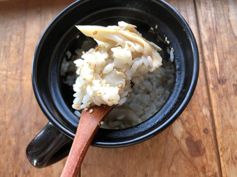 ダイソーの「炊飯マグ」の値段・価格・コスパ, ダイソーの「炊飯マグ」のサイズ・素材, ダイソーの「炊飯マグ」の使い方・炊き方, ダイソーの「炊飯マグ」で炊いたご飯は美味しい？ まずい？ 口コミはどう？, 1.ダイソーの「炊飯マグ」を使ったキノコの炊き込みご飯, 2.ダイソーの「炊飯マグ」でカニカマの中華ご飯, ダイソーの「炊飯マグ」は吹きこぼれする？, ダイソーの「炊飯マグ」は直火もOK？ オーブンは？