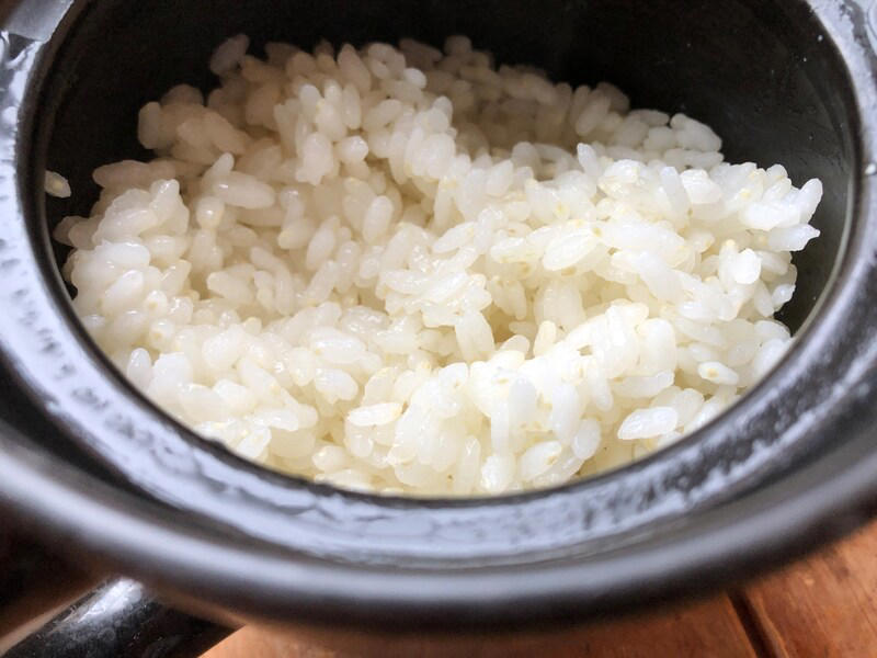 ダイソーの「炊飯マグ」の値段・価格・コスパ, ダイソーの「炊飯マグ」のサイズ・素材, ダイソーの「炊飯マグ」の使い方・炊き方, ダイソーの「炊飯マグ」で炊いたご飯は美味しい？ まずい？ 口コミはどう？, 1.ダイソーの「炊飯マグ」を使ったキノコの炊き込みご飯, 2.ダイソーの「炊飯マグ」でカニカマの中華ご飯, ダイソーの「炊飯マグ」は吹きこぼれする？, ダイソーの「炊飯マグ」は直火もOK？ オーブンは？