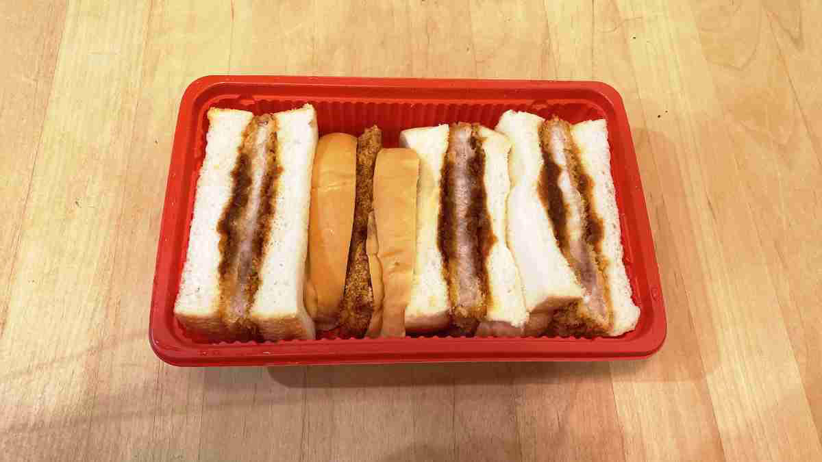 コメダ珈琲店「カツサンド」の値段・価格・コスパ, コメダ珈琲店「カツサンド」のカロリー, コメダ珈琲店「カツサンド」はボリューム感がすごい, コメダ珈琲店「カツサンド」はソースが甘辛で飽きがこない！, コメダ珈琲店「カツサンド」は提供時間に注意！, コメダ珈琲店「カツサンド」をよりおいしく食べる方法！, コメダ珈琲店「カツサンド」はすべての店舗で購入できる？, コメダ珈琲店の「カツサンド」以外のサンドイッチは持ち帰り可能？