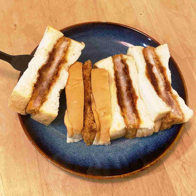 コメダ珈琲店「カツサンド」の値段・価格・コスパ, コメダ珈琲店「カツサンド」のカロリー, コメダ珈琲店「カツサンド」はボリューム感がすごい, コメダ珈琲店「カツサンド」はソースが甘辛で飽きがこない！, コメダ珈琲店「カツサンド」は提供時間に注意！, コメダ珈琲店「カツサンド」をよりおいしく食べる方法！, コメダ珈琲店「カツサンド」はすべての店舗で購入できる？, コメダ珈琲店の「カツサンド」以外のサンドイッチは持ち帰り可能？
