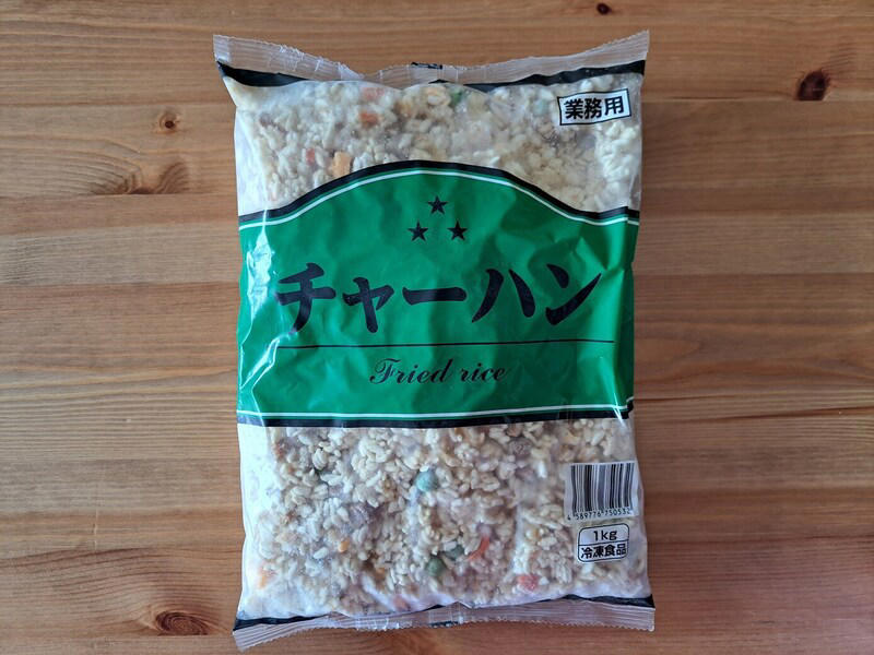 業務スーパーの「冷凍チャーハン」はパラパラご飯で具もたくさん！ まずいという口コミはある？, 業務スーパーの「冷凍チャーハン」の値段・価格・コスパ, 業務スーパーの「冷凍チャーハン」の原材料・内容量, 業務スーパーの「冷凍チャーハン」のカロリー・栄養成分表示, 業務スーパーの「冷凍チャーハン」の賞味期限・保存方法, 1.業務スーパーの「冷凍チャーハン」で焼きチーズチャーハン, 2.業務スーパーの「冷凍チャーハン」でオムライス風, 業務スーパーにはチャーハンの素も販売されている？, 業務スーパーには冷凍ピラフもある？