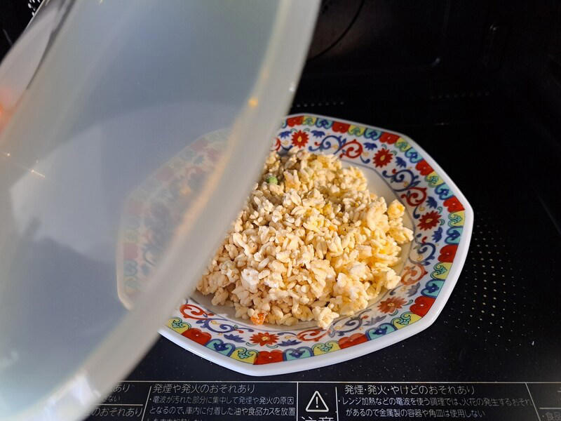 業務スーパーの「冷凍チャーハン」はパラパラご飯で具もたくさん！ まずいという口コミはある？, 業務スーパーの「冷凍チャーハン」の値段・価格・コスパ, 業務スーパーの「冷凍チャーハン」の原材料・内容量, 業務スーパーの「冷凍チャーハン」のカロリー・栄養成分表示, 業務スーパーの「冷凍チャーハン」の賞味期限・保存方法, 1.業務スーパーの「冷凍チャーハン」で焼きチーズチャーハン, 2.業務スーパーの「冷凍チャーハン」でオムライス風, 業務スーパーにはチャーハンの素も販売されている？, 業務スーパーには冷凍ピラフもある？