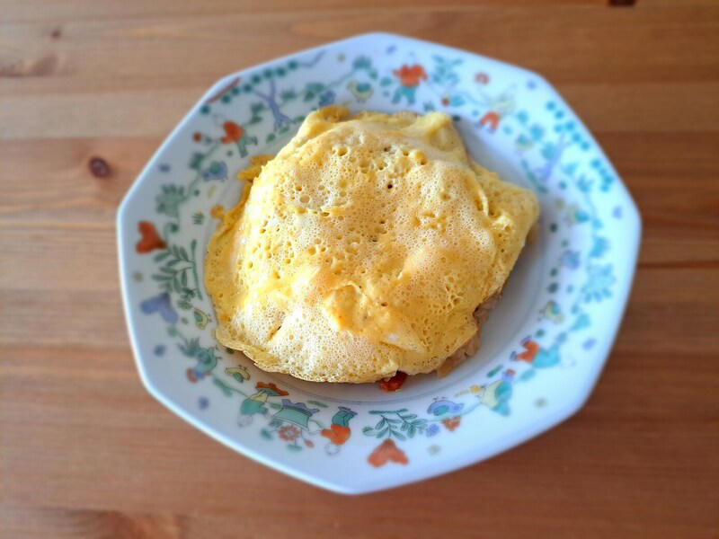 業務スーパーの「冷凍チャーハン」はパラパラご飯で具もたくさん！ まずいという口コミはある？, 業務スーパーの「冷凍チャーハン」の値段・価格・コスパ, 業務スーパーの「冷凍チャーハン」の原材料・内容量, 業務スーパーの「冷凍チャーハン」のカロリー・栄養成分表示, 業務スーパーの「冷凍チャーハン」の賞味期限・保存方法, 1.業務スーパーの「冷凍チャーハン」で焼きチーズチャーハン, 2.業務スーパーの「冷凍チャーハン」でオムライス風, 業務スーパーにはチャーハンの素も販売されている？, 業務スーパーには冷凍ピラフもある？