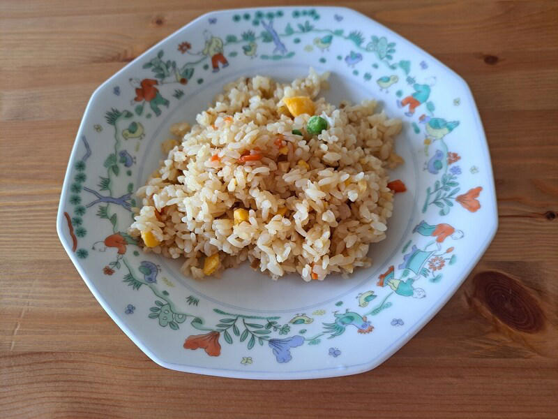 業務スーパーの「冷凍チャーハン」はパラパラご飯で具もたくさん！ まずいという口コミはある？, 業務スーパーの「冷凍チャーハン」の値段・価格・コスパ, 業務スーパーの「冷凍チャーハン」の原材料・内容量, 業務スーパーの「冷凍チャーハン」のカロリー・栄養成分表示, 業務スーパーの「冷凍チャーハン」の賞味期限・保存方法, 1.業務スーパーの「冷凍チャーハン」で焼きチーズチャーハン, 2.業務スーパーの「冷凍チャーハン」でオムライス風, 業務スーパーにはチャーハンの素も販売されている？, 業務スーパーには冷凍ピラフもある？