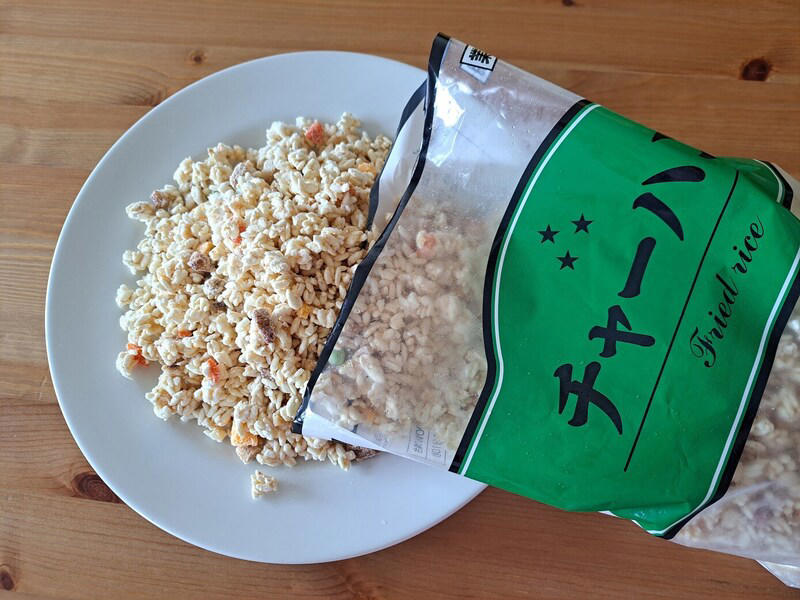 業務スーパーの「冷凍チャーハン」はパラパラご飯で具もたくさん！ まずいという口コミはある？, 業務スーパーの「冷凍チャーハン」の値段・価格・コスパ, 業務スーパーの「冷凍チャーハン」の原材料・内容量, 業務スーパーの「冷凍チャーハン」のカロリー・栄養成分表示, 業務スーパーの「冷凍チャーハン」の賞味期限・保存方法, 1.業務スーパーの「冷凍チャーハン」で焼きチーズチャーハン, 2.業務スーパーの「冷凍チャーハン」でオムライス風, 業務スーパーにはチャーハンの素も販売されている？, 業務スーパーには冷凍ピラフもある？