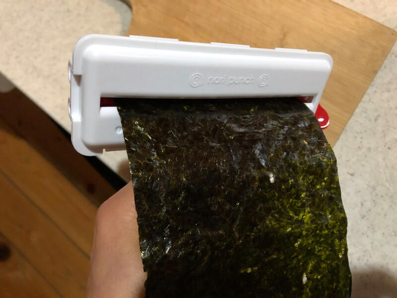 【ダイソーの海苔パンチ】定番のスマイルが可愛い「のり用パンチ　フレンド」, 【ダイソーの海苔パンチ】パンダや猫の顔を作れる「のり用パンチ　アニマル」, 【ダイソーの海苔パンチ】のりを噛みやすくしてくれる「くるっとポン くるくる海苔パンチ」, 【ダイソーの海苔パンチ】アンパンマンのキャラ弁作りにおすすめ「のり用パンチ なかよし」, 【100均】ダイソーの海苔パンチの売り場はどこ？ 売り切れ？, 【100均ダイソーと比較】セリアにも海苔パンチは売っている？, 【100均ダイソーと比較】キャンドゥでも海苔パンチは売ってる？, 【100均】ダイソーにはディズニーキャラやミッキーの海苔パンチの種類もある？, 【100均】ダイソーの海苔パンチが使えないときはどうする？, ダイソーにはすみっコぐらしの海苔パンチもある？, 【100均】キャラ弁グッズはどこに売ってる？ どこで買える？, 【100均】キャラ弁グッズはセリアに売ってる？, 【100均】ダイソーのキャラ弁グッズにはサンリオもある？ 型抜きは？, キャラ弁グッズは西松屋にも売ってる？