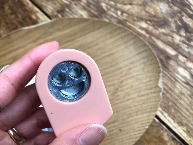 【ダイソーの海苔パンチ】定番のスマイルが可愛い「のり用パンチ　フレンド」, 【ダイソーの海苔パンチ】パンダや猫の顔を作れる「のり用パンチ　アニマル」, 【ダイソーの海苔パンチ】のりを噛みやすくしてくれる「くるっとポン くるくる海苔パンチ」, 【ダイソーの海苔パンチ】アンパンマンのキャラ弁作りにおすすめ「のり用パンチ なかよし」, 【100均】ダイソーの海苔パンチの売り場はどこ？ 売り切れ？, 【100均ダイソーと比較】セリアにも海苔パンチは売っている？, 【100均ダイソーと比較】キャンドゥでも海苔パンチは売ってる？, 【100均】ダイソーにはディズニーキャラやミッキーの海苔パンチの種類もある？, 【100均】ダイソーの海苔パンチが使えないときはどうする？, ダイソーにはすみっコぐらしの海苔パンチもある？, 【100均】キャラ弁グッズはどこに売ってる？ どこで買える？, 【100均】キャラ弁グッズはセリアに売ってる？, 【100均】ダイソーのキャラ弁グッズにはサンリオもある？ 型抜きは？, キャラ弁グッズは西松屋にも売ってる？