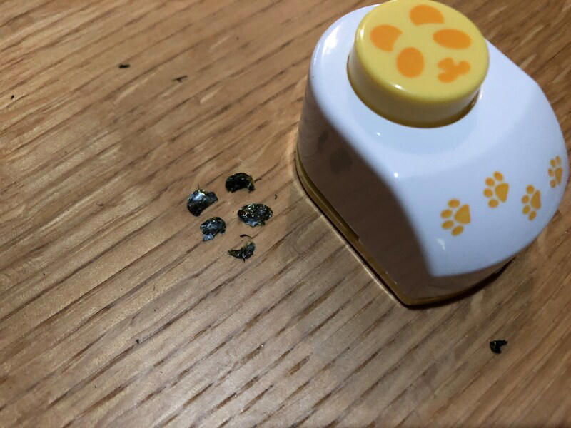 【ダイソーの海苔パンチ】定番のスマイルが可愛い「のり用パンチ　フレンド」, 【ダイソーの海苔パンチ】パンダや猫の顔を作れる「のり用パンチ　アニマル」, 【ダイソーの海苔パンチ】のりを噛みやすくしてくれる「くるっとポン くるくる海苔パンチ」, 【ダイソーの海苔パンチ】アンパンマンのキャラ弁作りにおすすめ「のり用パンチ なかよし」, 【100均】ダイソーの海苔パンチの売り場はどこ？ 売り切れ？, 【100均ダイソーと比較】セリアにも海苔パンチは売っている？, 【100均ダイソーと比較】キャンドゥでも海苔パンチは売ってる？, 【100均】ダイソーにはディズニーキャラやミッキーの海苔パンチの種類もある？, 【100均】ダイソーの海苔パンチが使えないときはどうする？, ダイソーにはすみっコぐらしの海苔パンチもある？, 【100均】キャラ弁グッズはどこに売ってる？ どこで買える？, 【100均】キャラ弁グッズはセリアに売ってる？, 【100均】ダイソーのキャラ弁グッズにはサンリオもある？ 型抜きは？, キャラ弁グッズは西松屋にも売ってる？