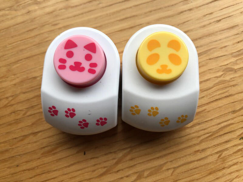 【ダイソーの海苔パンチ】定番のスマイルが可愛い「のり用パンチ　フレンド」, 【ダイソーの海苔パンチ】パンダや猫の顔を作れる「のり用パンチ　アニマル」, 【ダイソーの海苔パンチ】のりを噛みやすくしてくれる「くるっとポン くるくる海苔パンチ」, 【ダイソーの海苔パンチ】アンパンマンのキャラ弁作りにおすすめ「のり用パンチ なかよし」, 【100均】ダイソーの海苔パンチの売り場はどこ？ 売り切れ？, 【100均ダイソーと比較】セリアにも海苔パンチは売っている？, 【100均ダイソーと比較】キャンドゥでも海苔パンチは売ってる？, 【100均】ダイソーにはディズニーキャラやミッキーの海苔パンチの種類もある？, 【100均】ダイソーの海苔パンチが使えないときはどうする？, ダイソーにはすみっコぐらしの海苔パンチもある？, 【100均】キャラ弁グッズはどこに売ってる？ どこで買える？, 【100均】キャラ弁グッズはセリアに売ってる？, 【100均】ダイソーのキャラ弁グッズにはサンリオもある？ 型抜きは？, キャラ弁グッズは西松屋にも売ってる？