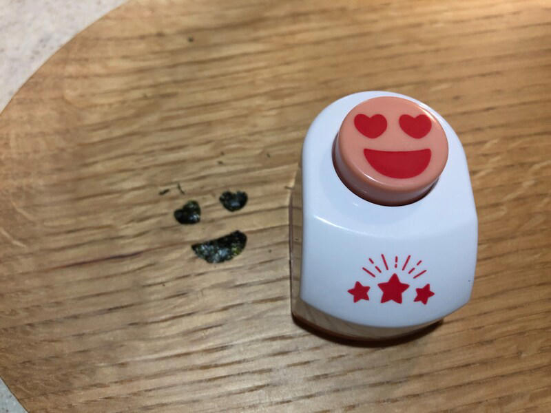 【ダイソーの海苔パンチ】定番のスマイルが可愛い「のり用パンチ　フレンド」, 【ダイソーの海苔パンチ】パンダや猫の顔を作れる「のり用パンチ　アニマル」, 【ダイソーの海苔パンチ】のりを噛みやすくしてくれる「くるっとポン くるくる海苔パンチ」, 【ダイソーの海苔パンチ】アンパンマンのキャラ弁作りにおすすめ「のり用パンチ なかよし」, 【100均】ダイソーの海苔パンチの売り場はどこ？ 売り切れ？, 【100均ダイソーと比較】セリアにも海苔パンチは売っている？, 【100均ダイソーと比較】キャンドゥでも海苔パンチは売ってる？, 【100均】ダイソーにはディズニーキャラやミッキーの海苔パンチの種類もある？, 【100均】ダイソーの海苔パンチが使えないときはどうする？, ダイソーにはすみっコぐらしの海苔パンチもある？, 【100均】キャラ弁グッズはどこに売ってる？ どこで買える？, 【100均】キャラ弁グッズはセリアに売ってる？, 【100均】ダイソーのキャラ弁グッズにはサンリオもある？ 型抜きは？, キャラ弁グッズは西松屋にも売ってる？