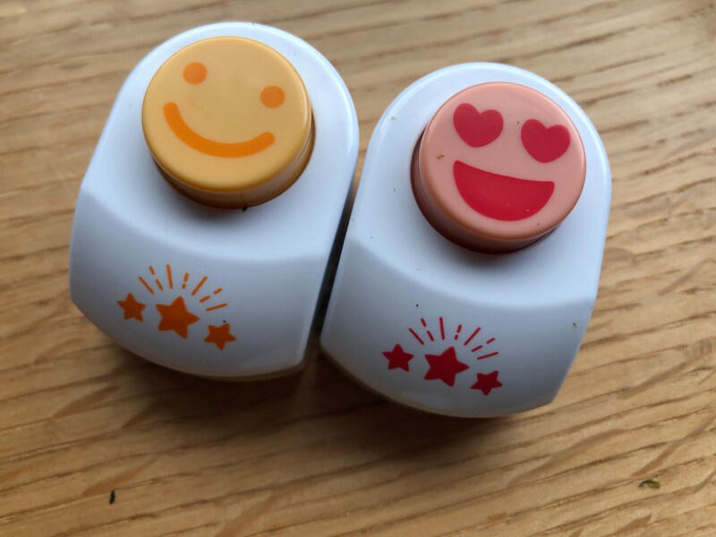 【ダイソーの海苔パンチ】定番のスマイルが可愛い「のり用パンチ　フレンド」, 【ダイソーの海苔パンチ】パンダや猫の顔を作れる「のり用パンチ　アニマル」, 【ダイソーの海苔パンチ】のりを噛みやすくしてくれる「くるっとポン くるくる海苔パンチ」, 【ダイソーの海苔パンチ】アンパンマンのキャラ弁作りにおすすめ「のり用パンチ なかよし」, 【100均】ダイソーの海苔パンチの売り場はどこ？ 売り切れ？, 【100均ダイソーと比較】セリアにも海苔パンチは売っている？, 【100均ダイソーと比較】キャンドゥでも海苔パンチは売ってる？, 【100均】ダイソーにはディズニーキャラやミッキーの海苔パンチの種類もある？, 【100均】ダイソーの海苔パンチが使えないときはどうする？, ダイソーにはすみっコぐらしの海苔パンチもある？, 【100均】キャラ弁グッズはどこに売ってる？ どこで買える？, 【100均】キャラ弁グッズはセリアに売ってる？, 【100均】ダイソーのキャラ弁グッズにはサンリオもある？ 型抜きは？, キャラ弁グッズは西松屋にも売ってる？