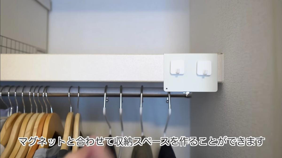 ダイソーの「ブックエンド」活用術が目から鱗！, 1. 本の収納だけじゃない「ブックエンド」, 2. マグネットフックと組み合わせて欲しいところに収納が作れる, 3. 無印良品の棚との合わせ技もオススメ