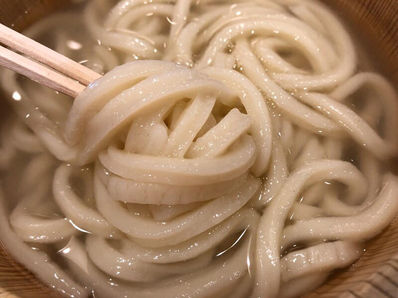 「釜揚げうどんの日」1月1日も実施している？, 丸亀製麺で1日が半額になる実施店舗はどこ？, 丸亀製麺の「釜揚げうどん」は弾力があってもちもちでおいしい！, 「釜揚げうどん」のプチ裏ワザ！“お湯なし”でアレンジもできる, 丸亀製麺「釜揚げうどん」の値段, 丸亀製麺「釜揚げうどん」の原材料・内容量, 丸亀製麺「釜揚げうどん」のカロリー・栄養成分表示, 丸亀製麺の「釜揚げうどん」の賞味期限・保存方法, 丸亀製麺の半額キャンペーン「釜揚げうどん」は持ち帰り・テイクアウトはできる？, 丸亀製麺の持ち帰り「天ぷら」も半額で買える？, 丸亀製麺「釜揚げ家族うどん」も半額になるって噂は本当？, 丸亀製麵は15日も半額になるの？, 丸亀製麺は「生うどん」も持ち帰りできる？ 半額になるの？, 丸亀製麺の「釜揚げうどんの日」でもクーポンは使える？