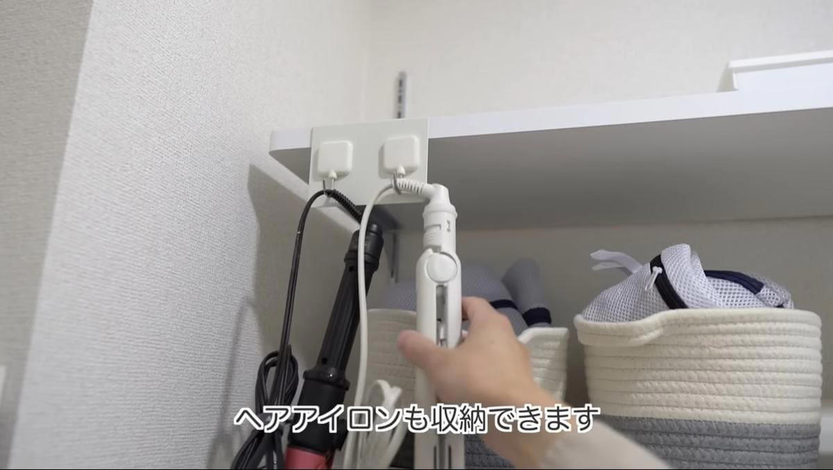ダイソーの「ブックエンド」活用術が目から鱗！, 1. 本の収納だけじゃない「ブックエンド」, 2. マグネットフックと組み合わせて欲しいところに収納が作れる, 3. 無印良品の棚との合わせ技もオススメ