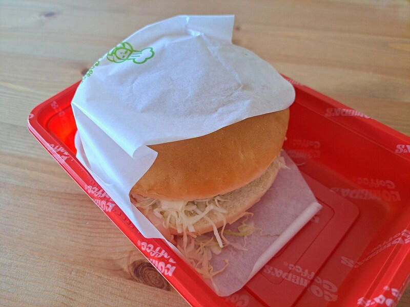 コメダ珈琲店のフィッシュバーガーの値段・価格・コスパ, コメダ珈琲店のフィッシュバーガーの原材料・内容量, コメダ珈琲店のフィッシュバーガーのカロリー・栄養成分表示, コメダ珈琲店のフィッシュバーガーの賞味期限・保存方法, コメダ珈琲店のフィッシュバーガーは、サクサクの魚とたっぷりタルタルソースが濃厚, コメダ珈琲店のフィッシュバーガーはカットできる？, コメダ珈琲店のフィッシュバーガーは、マクドナルドの「フィレオフィッシュ」と比べてどう？