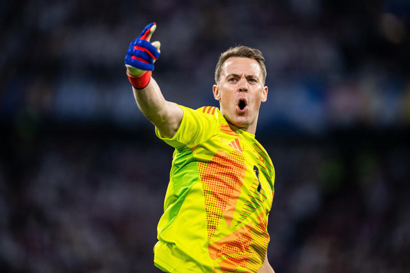 10. Hans van Breukelen: 5 assists, 8. Sammy Bossut: 5 assists, 7. Antonio Adán: 5 assists*, 6. Jaroslav Drobný: 5 assists, 5. Manuel Neuer: 6 assists*, 4. Boy Waterman: 6 assists, 2. Pepe Reina: 7 assists, 1. Ederson Moraes: 9 assists*