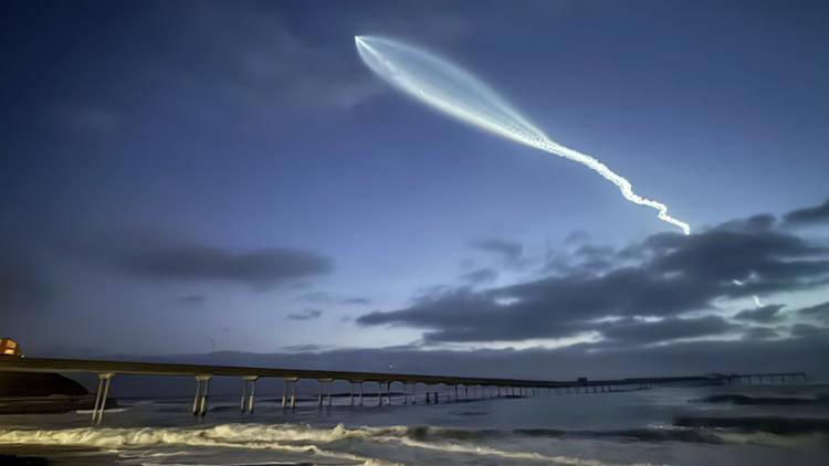 Target for liftoff, Previous SpaceX launches, Photos from previous SpaceX launches seen over San Diego, What is Falcon 9?, What is Starlink?