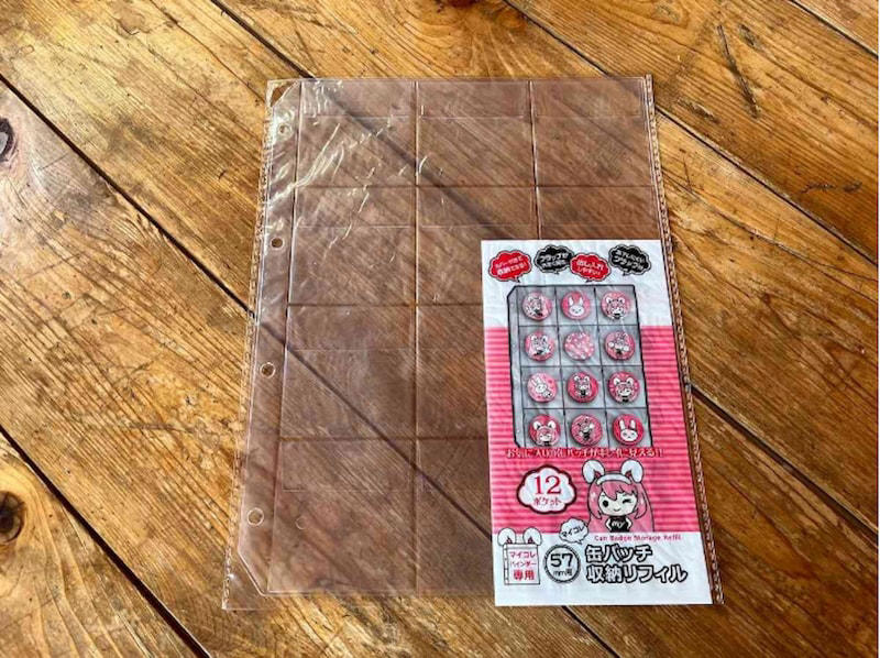 各ジャンルのレフィルに対応OK「マイコレ 4リングバインダー」, 12個入ってお得感◎ 「缶バッジ収納リフィル」, 長いサイズのステッカーにもおすすめ「ロングステッカー収納リフィル」, チェキやトレカ収納にぴったり「3つ穴オーロラバインダー」, カードや写真を窓から見せられる「窓付きトレーディングカードファイル」 , 缶バッジ収納とディスプレイを同時に叶える「ミニフレーム アラベスク」, 使いやすいシンプルデザイン「硬質トレーディングカードスリーブ L」, コースター収納におすすめ「硬質カードケース コースターサイズ」, 収納可能枚数が約100枚でお得「トレーディングカードボックス 2P」, ペンライトを立ててディスプレイ収納に！「ペンライトスタンド」, ぬいぐるみを入れて持ち歩ける「推し活ポーチ」 , 100均セリアの推し活グッズ・オタクグッズ収納アイテムの売り場はどこ？ 売り切れ？, グッズに傷をつけないための「二重収納」のコツは？, 大量のアクスタをバインダーに収納すると、上から飛び出しませんか？