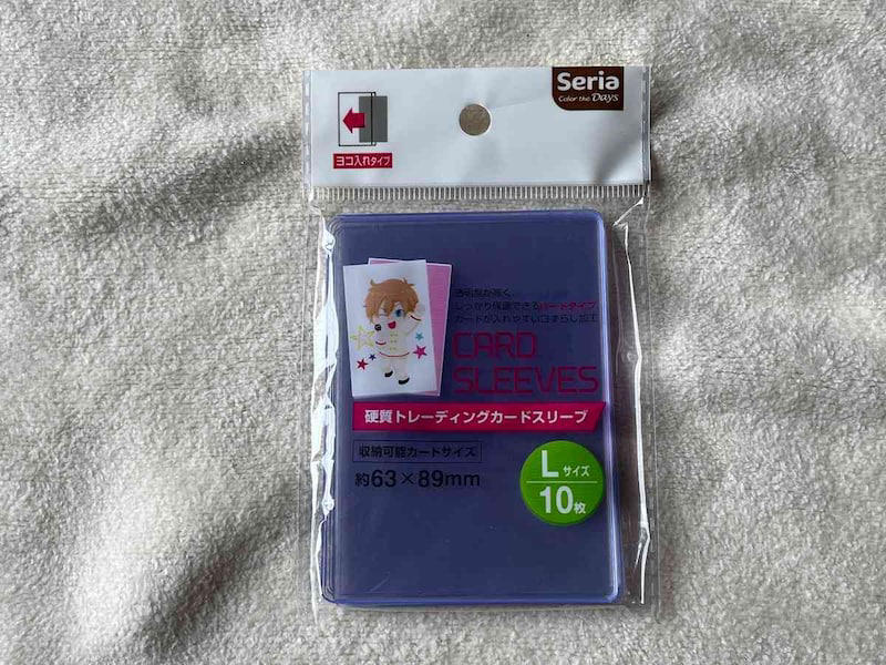 各ジャンルのレフィルに対応OK「マイコレ 4リングバインダー」, 12個入ってお得感◎ 「缶バッジ収納リフィル」, 長いサイズのステッカーにもおすすめ「ロングステッカー収納リフィル」, チェキやトレカ収納にぴったり「3つ穴オーロラバインダー」, カードや写真を窓から見せられる「窓付きトレーディングカードファイル」 , 缶バッジ収納とディスプレイを同時に叶える「ミニフレーム アラベスク」, 使いやすいシンプルデザイン「硬質トレーディングカードスリーブ L」, コースター収納におすすめ「硬質カードケース コースターサイズ」, 収納可能枚数が約100枚でお得「トレーディングカードボックス 2P」, ペンライトを立ててディスプレイ収納に！「ペンライトスタンド」, ぬいぐるみを入れて持ち歩ける「推し活ポーチ」 , 100均セリアの推し活グッズ・オタクグッズ収納アイテムの売り場はどこ？ 売り切れ？, グッズに傷をつけないための「二重収納」のコツは？, 大量のアクスタをバインダーに収納すると、上から飛び出しませんか？