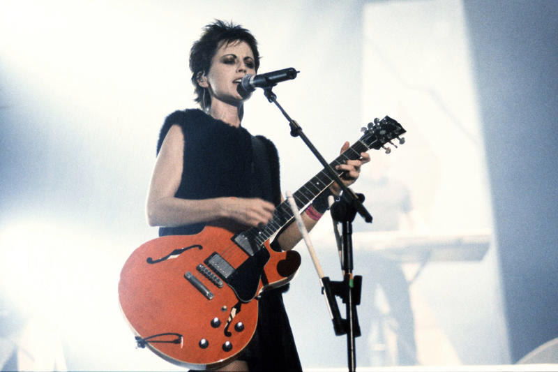 A painful loss, 'Zombie', 'Zombie' marked half of her life, A tragic life on many levels, Early rise to fame, A song of commitment, 'Linger', They swept North America, Not as big in the UK, Two solo albums, A complicated childhood, She was abused as a child, ‘You think it's your fault. You bury it.’, Anorexia, depression, excesses..., Tried to take her own life, Mother of 3 children, Fateful 2018, Alc0h0l poisoning