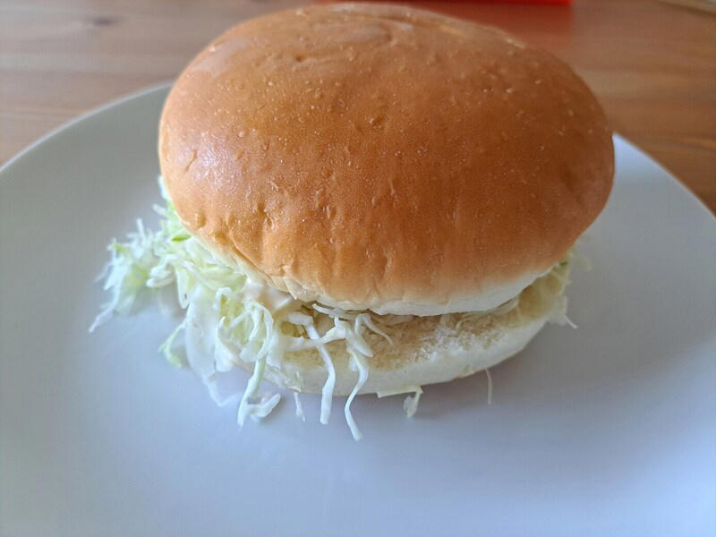コメダ珈琲店のフィッシュバーガーの値段・価格・コスパ, コメダ珈琲店のフィッシュバーガーの原材料・内容量, コメダ珈琲店のフィッシュバーガーのカロリー・栄養成分表示, コメダ珈琲店のフィッシュバーガーの賞味期限・保存方法, コメダ珈琲店のフィッシュバーガーは、サクサクの魚とたっぷりタルタルソースが濃厚, コメダ珈琲店のフィッシュバーガーはカットできる？, コメダ珈琲店のフィッシュバーガーは、マクドナルドの「フィレオフィッシュ」と比べてどう？