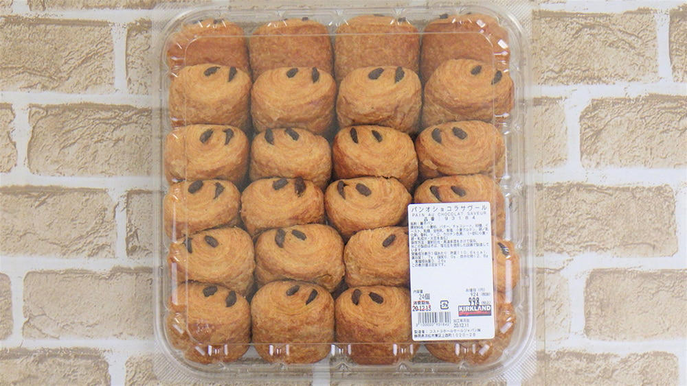 1. 再販の人気パン！コストコの「アップルシュトルーデル」, 2. 贅沢な海鮮デリカ！コストコの「煮穴子ちらし寿司」, 3. ボリューム満点！コストコの「コブサラダ」, 1位：コストコ通からも人気の「マスカルポーネロール」, 2位：売り切れ続出！コスパ良しな「オートミール」, 3位：冷凍保存もできる「トリプルチーズタルト」, 4位：スーパーの半額で買える「オイコス」, 5位：安いのに柔らかくて美味しい「牛タン」, 6位：コストコ定番スイーツといえば「ストロベリースコップケーキ」, 7位：コストコで10年愛されているロングセラー商品「メキシカンサラダラップ」, 8位：自宅で本格アヒージョを楽しめる「シーフードアヒージョ」, 9位：1個あたり14円！コスパ最強の「ディナーロール」, 10位：ボリューム満点の「ビーフガーリックバターライス」, 1位：一家に一個の必須アイテム「オキシクリーン」, 2位：用途に合わせて選べる「ジップロック」, 3位：コストコの代名詞！選べる大中小「コストコ くま ぬいぐるみ」, 4位：コスパ良し！ママに嬉しい「ベビーワイプ」, 5位：口内環境を整える「リステリン・マウスウォッシュ」, 6位：密閉力抜群！ラップより使える「プレスンシール」, 7位：大容量が嬉しい「カークランド・流せるウェットティッシュ」, 8位：ひも付きでまとめやすい「カークランドシグネチャーひも付きゴミ袋」, 9位：少しの量でもしっかり洗浄「エコベール（食器用洗剤）」, 10位：スーパーよりコスパ良く購入できる「フィニッシュ（食洗機用洗剤）」, 専門家イチオシストが注目！コストコの新規トピックス＆流行予想, 1．フルーツのパワーでお肉が柔らか！ リピーター続出の「プルコギビーフ」, 2．やわらかくて美味しい「さくらどりもも肉」, 3．生のまま空輸されているため味も食感も抜群の「アトランティックサーモン」, 1.コストコの「ハムレットチョコクリスピー」は圧倒的にコスパが良い！, 2．コストコの「マドレーヌ」は20個入りの大容量！ 冷凍保存もOK, 3．見た目もかわいいココナッツ度高めのチョコ「ラファエロ」, 1．定番大人気！コストコの「ティラミス・ドルチェ」, 2．コストコの定番チーズケーキ「トリプルチーズタルト」がリニューアル！, 3．冷凍保存でストック！コストコの人気ワッフル「ミルキャンプ」, 4．オンライン予約も！コストコ「ハーフシートケーキ」, 1．高級感あふれるサクサク食感の「ラグジュアリーミニクロワッサン」, 2．リピ買い続出！ 大容量でお得な「パンオショコラサヴール」, 3．きめ細かくふわふわの食感でアレンジも豊富な「ミルクブレッド」, 4．知らない人がいないほど大人気の定番商品「ディナーロール」, 5．食品ランキング1位の実力！ コストコの「マスカルポーネロール」が絶品, 6．もっちり食感で大人気！コストコの「ベーグル」, 1．コストコの「ロティサリーチキン」はコスパ抜群でパーティーに最適！, 2．大人気ロングセラー！ コストコの「メキシカンサラダラップ」, 3．フードコートで人気のコストコ「チーズバーガー」, 1．ディナーロールだけじゃない？ コストコの「マスカルポーネロール」が絶品, 2.小分けのオリーブオイル「ALCALA minioliva」で新鮮な料理を, 2.ダイエット中のおやつに！丸ごとしいたけの「シイタケマッシュルームクリスプ」, 1．ヨーグルト「オイコス」はコストコで買うのがお得！, 2．コストコの「種なしぶどう」は甘いと評判！たっぷりお買い得, 3．コストコの「メニセーズ プチパン」は常温で保存もできる本格パン！, 1．見た目もかわいい！コストコのはちみつ「ハニーベア」, 2．コストコの「ミックスナッツ」は魅惑のおつまみ！, 3．コストコの巨大「チェダーチーズ」は用途イロイロで便利！, 1．コストコで買えるスタバのコーヒー「エスプレッソブレンド」, 2．健康にもいいコストコのオーガニック商品「ルイボスティー」, 3．コストコで大人気のお酢系ドリンク「美酢」, 1．厚みがあって丈夫な「バウンティ」の使い道はさまざま, 2．食品の保存に欠かせない「ジップロック」はスライダーがおすすめ, 3．超優秀なコストコの大判「レジャーシート」, 無添加で栄養豊富！ ダイエットにも活用できる「クエーカーグラノーラ」, アレンジレシピが豊富で朝にも大活躍してくれる「韓国のりフレーク」, 海外風クッキーが焼けておうち時間を楽しく過ごせる「クッキードゥ」, Q：コストコで絶対買うべきおおすすめの商品はある？, Q1：コストコで買わないと損な隠れ人気の商品は？, Q2：コストコのメンバーズカードは1枚で何人が入れる？, コストコ会員になるには？, 【最新情報】コストコの営業時間は？, コストコオンラインは2019年に登場！ネットでの買い物も便利に, コストコ会員の種類と料金, コストコ入店から退店までの流れ, コストコで買い物をする際の注意点