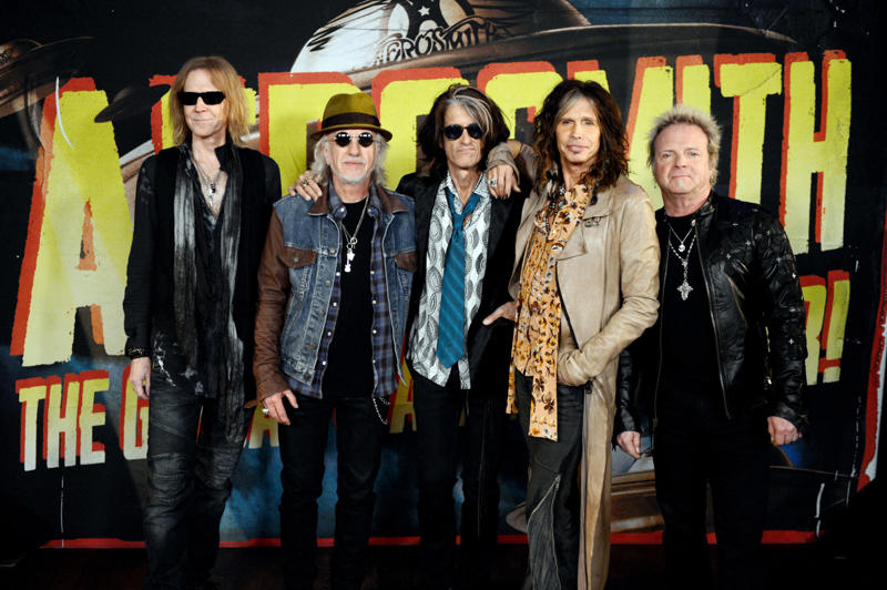 Aerosmith Crosby, Stills, Nash & Young, The Eagles, The Doors, Aerosmith, Van Halen, Metallica, Guns N' Roses, Fleetwood Mac, Bob Seger & the Silver Bullet Band, Steve Miller Band, Bruce Springsteen and the E Street Band, Foo Fighters, The Doobie Brothers