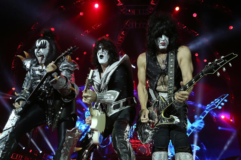 KISS Crosby, Stills, Nash & Young, The Eagles, The Doors, Aerosmith, Van Halen, Metallica, Guns N' Roses, Fleetwood Mac, Bob Seger & the Silver Bullet Band, Steve Miller Band, Bruce Springsteen and the E Street Band, Foo Fighters, The Doobie Brothers
