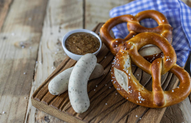 12. Pretzel, Germany 33. Mielie bread, South Africa, 32. Grissini, Italy, 31. Arepa, Colombia and Venezuela, 30. Injera, Eritrea and Ethiopia, 29. Knäckebröd, Sweden, 28. Rēwena bread, New Zealand, 27. Brioche, France, 26. Khameer flatbread, UAE, 25. Damper, Australia, 24. Bannock, Canada, 23. Pumpernickel, Germany, 22. Pane carasau, Italy, 21. Broa, Portugal, 20. Korovai, Ukraine, 19. Obwarzanek Krakowski, Poland, 18. Paratha, India, 17. Focaccia, Italy, 16. Manakeesh, Middle East, 15. Submarine roll, USA, 14. Pupusa, El Salvador, 13. Soda bread, Ireland, 12. Pretzel, Germany, 11. Challah, Israel, 10. Shokupan, Japan, 9. English Muffin, England, UK, 8. Chapati, India, 7. Pitta, Greece, Middle East, 6. Mantou, China, 5. Bagel, Canada, Poland, and USA, 4. Tortilla, Mexico, 3. Ciabatta, Italy, 2. Naan, India