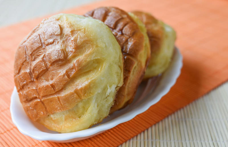 24. Bannock, Canada 33. Mielie bread, South Africa, 32. Grissini, Italy, 31. Arepa, Colombia and Venezuela, 30. Injera, Eritrea and Ethiopia, 29. Knäckebröd, Sweden, 28. Rēwena bread, New Zealand, 27. Brioche, France, 26. Khameer flatbread, UAE, 25. Damper, Australia, 24. Bannock, Canada, 23. Pumpernickel, Germany, 22. Pane carasau, Italy, 21. Broa, Portugal, 20. Korovai, Ukraine, 19. Obwarzanek Krakowski, Poland, 18. Paratha, India, 17. Focaccia, Italy, 16. Manakeesh, Middle East, 15. Submarine roll, USA, 14. Pupusa, El Salvador, 13. Soda bread, Ireland, 12. Pretzel, Germany, 11. Challah, Israel, 10. Shokupan, Japan, 9. English Muffin, England, UK, 8. Chapati, India, 7. Pitta, Greece, Middle East, 6. Mantou, China, 5. Bagel, Canada, Poland, and USA, 4. Tortilla, Mexico, 3. Ciabatta, Italy, 2. Naan, India