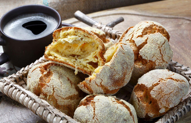 21. Broa, Portugal 33. Mielie bread, South Africa, 32. Grissini, Italy, 31. Arepa, Colombia and Venezuela, 30. Injera, Eritrea and Ethiopia, 29. Knäckebröd, Sweden, 28. Rēwena bread, New Zealand, 27. Brioche, France, 26. Khameer flatbread, UAE, 25. Damper, Australia, 24. Bannock, Canada, 23. Pumpernickel, Germany, 22. Pane carasau, Italy, 21. Broa, Portugal, 20. Korovai, Ukraine, 19. Obwarzanek Krakowski, Poland, 18. Paratha, India, 17. Focaccia, Italy, 16. Manakeesh, Middle East, 15. Submarine roll, USA, 14. Pupusa, El Salvador, 13. Soda bread, Ireland, 12. Pretzel, Germany, 11. Challah, Israel, 10. Shokupan, Japan, 9. English Muffin, England, UK, 8. Chapati, India, 7. Pitta, Greece, Middle East, 6. Mantou, China, 5. Bagel, Canada, Poland, and USA, 4. Tortilla, Mexico, 3. Ciabatta, Italy, 2. Naan, India