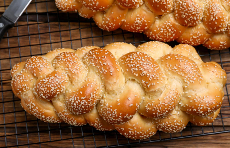 11. Challah, Israel 33. Mielie bread, South Africa, 32. Grissini, Italy, 31. Arepa, Colombia and Venezuela, 30. Injera, Eritrea and Ethiopia, 29. Knäckebröd, Sweden, 28. Rēwena bread, New Zealand, 27. Brioche, France, 26. Khameer flatbread, UAE, 25. Damper, Australia, 24. Bannock, Canada, 23. Pumpernickel, Germany, 22. Pane carasau, Italy, 21. Broa, Portugal, 20. Korovai, Ukraine, 19. Obwarzanek Krakowski, Poland, 18. Paratha, India, 17. Focaccia, Italy, 16. Manakeesh, Middle East, 15. Submarine roll, USA, 14. Pupusa, El Salvador, 13. Soda bread, Ireland, 12. Pretzel, Germany, 11. Challah, Israel, 10. Shokupan, Japan, 9. English Muffin, England, UK, 8. Chapati, India, 7. Pitta, Greece, Middle East, 6. Mantou, China, 5. Bagel, Canada, Poland, and USA, 4. Tortilla, Mexico, 3. Ciabatta, Italy, 2. Naan, India