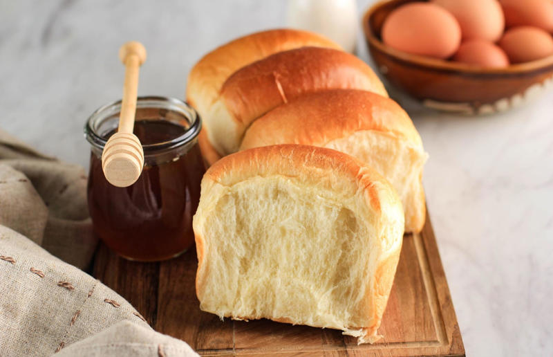 10. Shokupan, Japan 33. Mielie bread, South Africa, 32. Grissini, Italy, 31. Arepa, Colombia and Venezuela, 30. Injera, Eritrea and Ethiopia, 29. Knäckebröd, Sweden, 28. Rēwena bread, New Zealand, 27. Brioche, France, 26. Khameer flatbread, UAE, 25. Damper, Australia, 24. Bannock, Canada, 23. Pumpernickel, Germany, 22. Pane carasau, Italy, 21. Broa, Portugal, 20. Korovai, Ukraine, 19. Obwarzanek Krakowski, Poland, 18. Paratha, India, 17. Focaccia, Italy, 16. Manakeesh, Middle East, 15. Submarine roll, USA, 14. Pupusa, El Salvador, 13. Soda bread, Ireland, 12. Pretzel, Germany, 11. Challah, Israel, 10. Shokupan, Japan, 9. English Muffin, England, UK, 8. Chapati, India, 7. Pitta, Greece, Middle East, 6. Mantou, China, 5. Bagel, Canada, Poland, and USA, 4. Tortilla, Mexico, 3. Ciabatta, Italy, 2. Naan, India