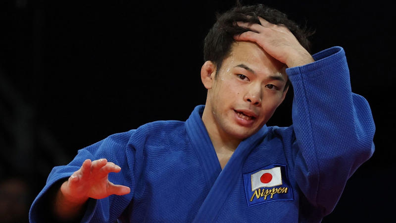 五輪で柔道家・永山竜樹のジェスチャーが物議を醸している。, 永山は審判団に強く抗議した。, 2024年パリ五輪の準々決勝で敗れた日本人選手。, 審判の判定に激怒した永山。, 永山はライバルのフランシスコ・ガリゴスとの握手を拒否した。, 永山は激怒し、畳から離れようとしなかった。, 数分後、選手はその場を去ることにした。, 永山竜樹はこの判定に納得いっていないかった。, その後、60kg以下級男子で銅メダルを獲得した。, しかし、敗北と不公平の苦い思いは消えない。審判団はミスを認めている。